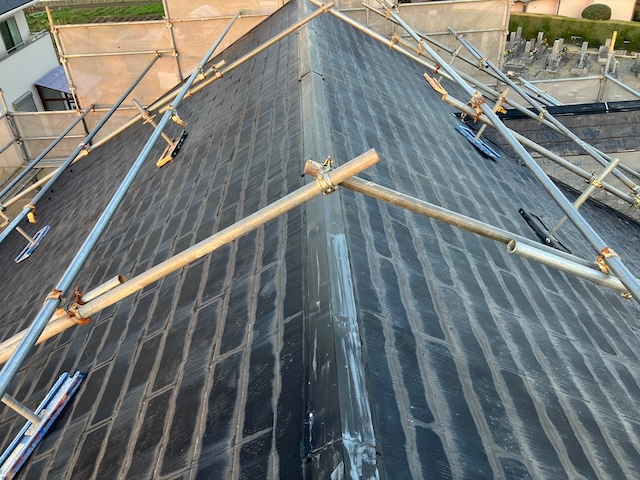名古屋市天白区にて屋根カバー工法の施工前状況・傾斜がある住宅のため屋根足場を設置・経年劣化したスレート屋根は塗装工事ができません